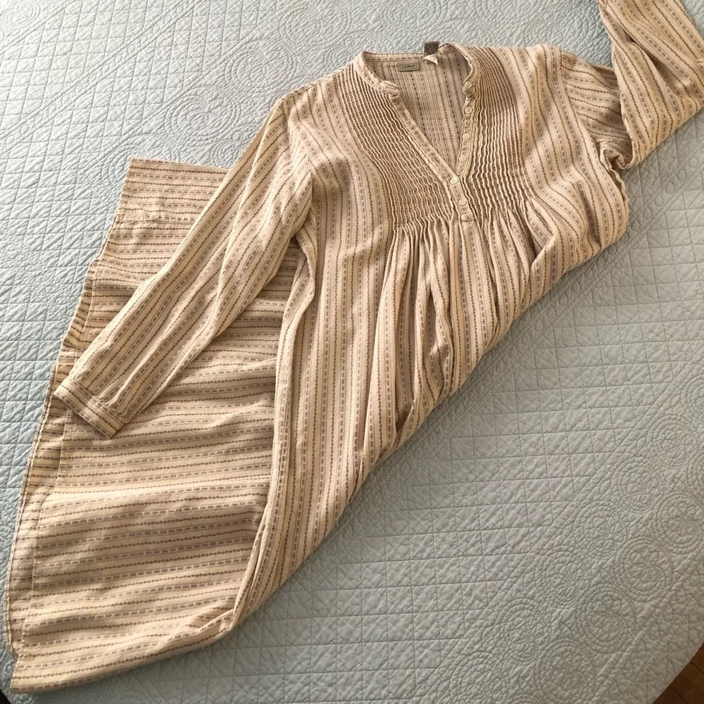 Vintage LL Bean Dobby pintuck nightgown. Size large. - Picture 2 of 8